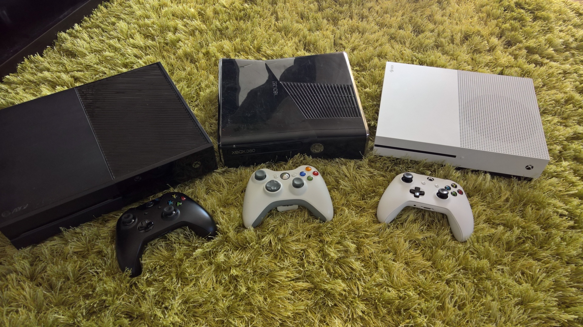 Xbox One S - test Xbox One, Xbox 360 S a Xbox One S bok po boku.