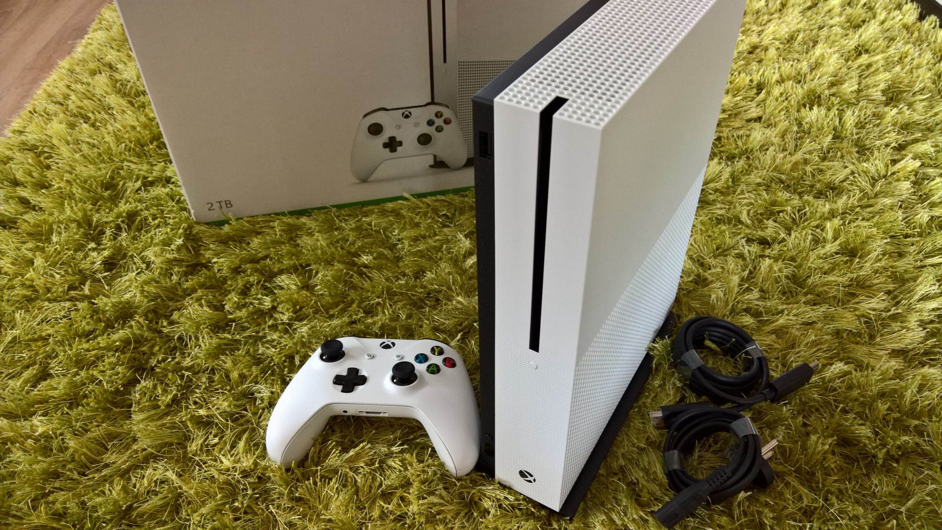 Xbox One S - test Konzolu s podstavcom postavte aj po vke, nov gamepad u jednoducho pripojte k PC.