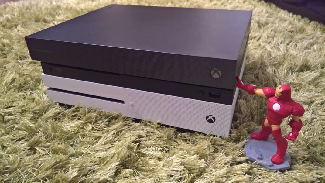 Xbox One X - test Oproti Xbox One S je X verzia o pol centimetra niia, pre kontrast je je hlavnou farbou ierna.