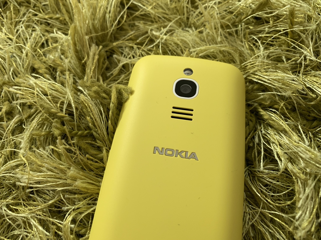 Nokia 8110 4G - banana phone Vzadu njdete retro 2 MP kameru.