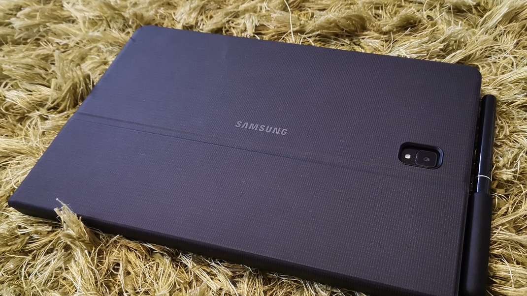 Samsung Tab S4 Klvesnicov obal vm tablet ochrni ako pred pdom, tak aj pred odtlakami.