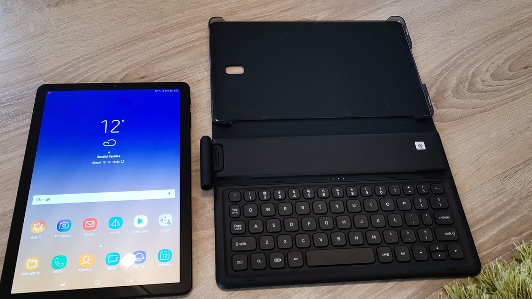 Samsung Tab S4 Idelne je zobra k tabletu rovno aj klvesnicov obal.