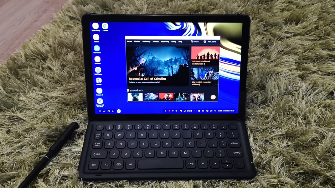 Samsung Tab S4 Ak tablet prepojte s klvesnicovm dockom, mete si zapn DEX desktop.