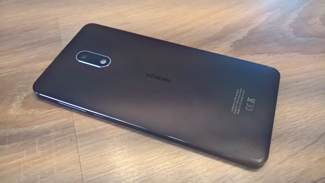 Nokia 6 (2017) Zadn kryt je plastov, dominuje mu vyven kamera s bleskom