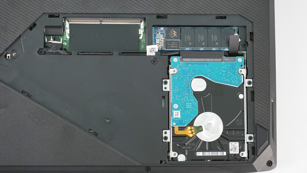 Asus ROG GL503VM Strix SCAR Disk aj pam vymente jednoducho.