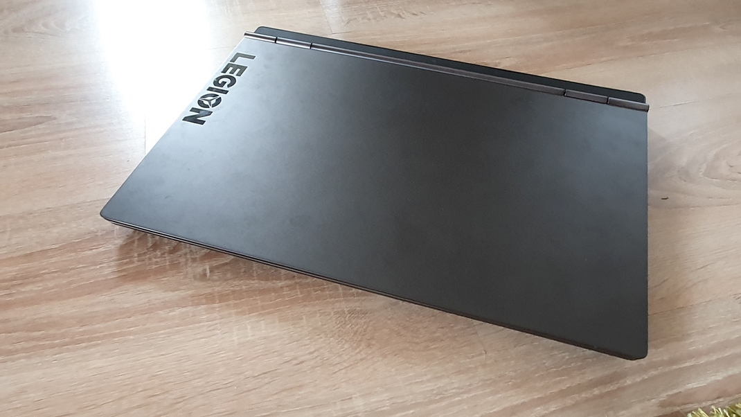 Lenovo Legion Y740 - tich a vkonn notebook Voi dizajnu ako nieo namieta.