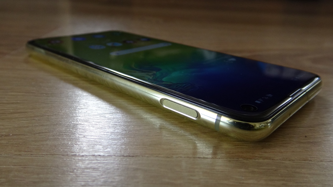 Samsung Galaxy S10e - mal a vkonn mobil V tejto verzii je snma odtlakov prstov na power tlaidle.