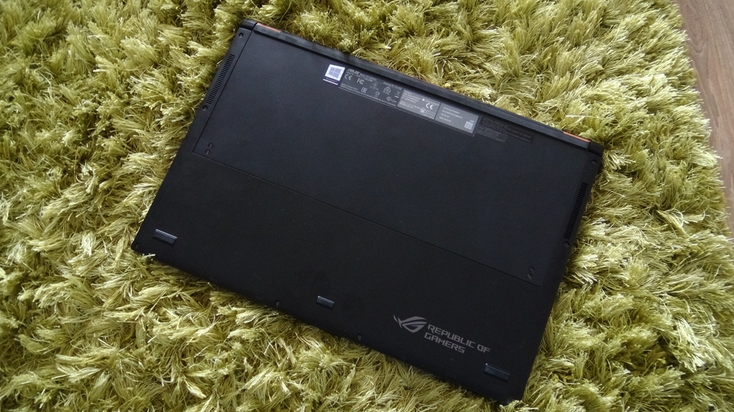 Asus ROG Zephyrus GX701GX - tenk hern montrum Notebook zo spodu nem iadne vetrania, kee pri otvoren sa mierne otvor aj spodn as a vytvor prieduch.