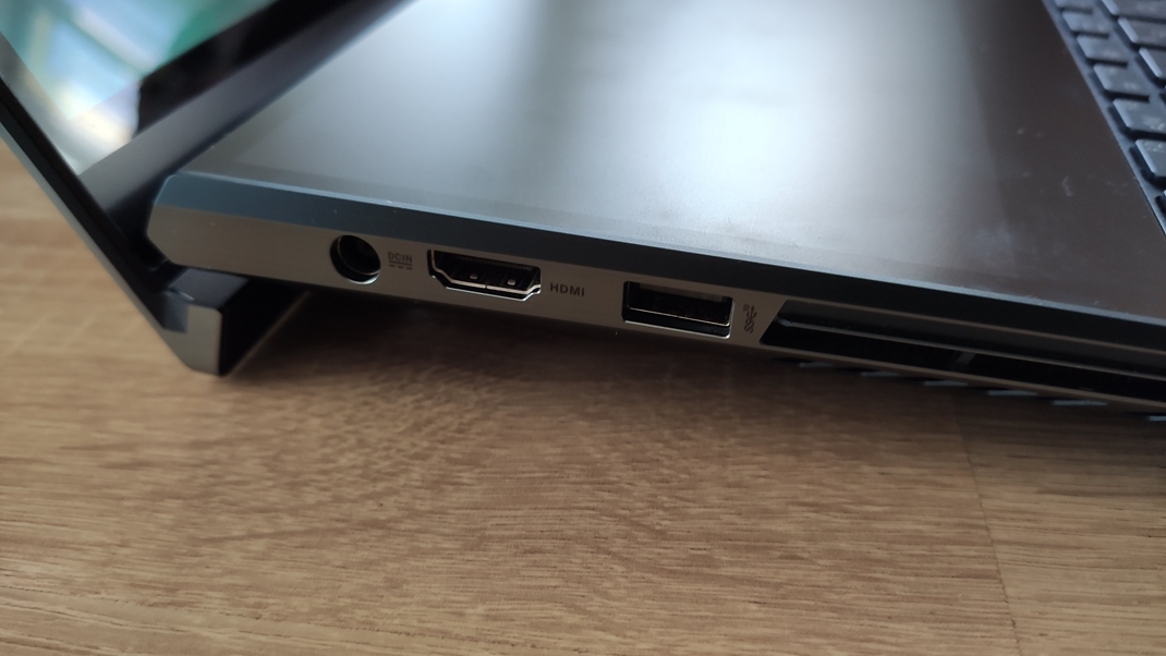 Asus ZenBook Pro DUO UX581 Rovnako na druhej strane, me vm chba slot na SD kartu