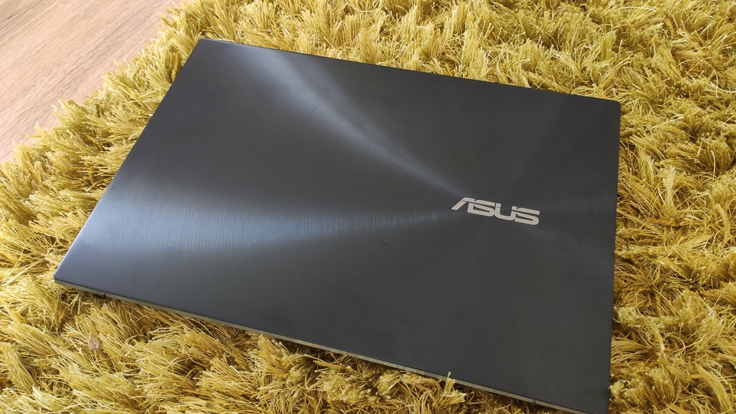 Asus ZenBook Pro DUO UX581 Notebook psob luxusne aj zvonku