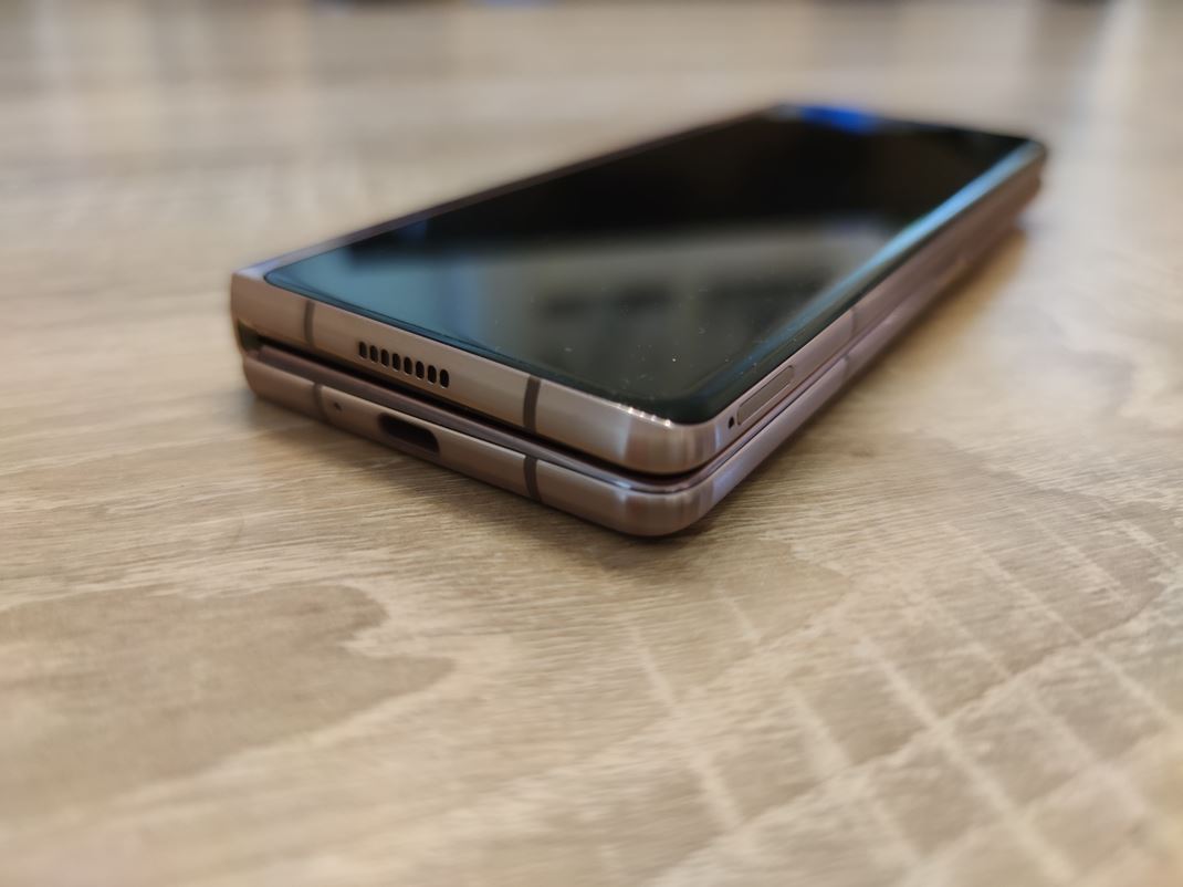 Samsung Galaxy Z Fold 5G Dole je klasick USB-C port.