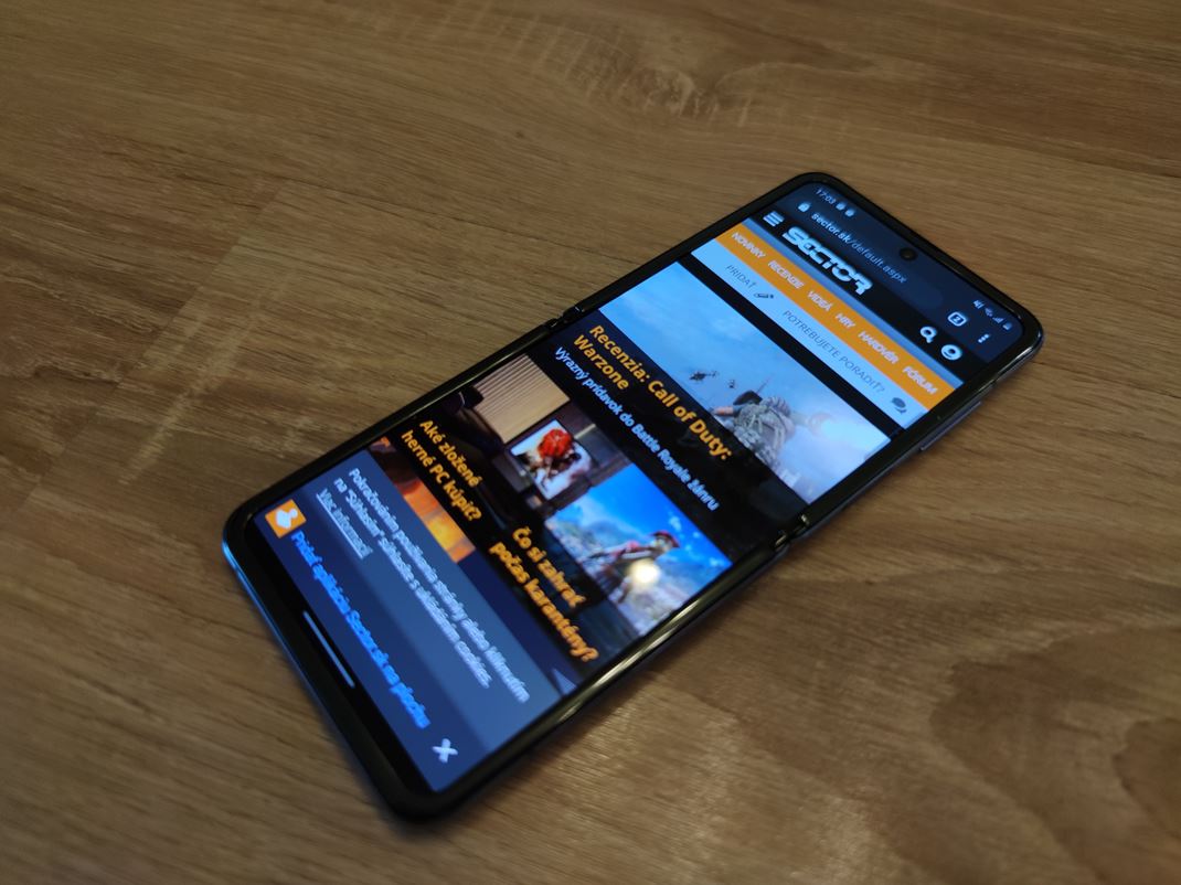 Samsung Galaxy Flip Z V strede mobilu pri ohybe akajte mal priehlbinu v displeji. Vnma ju vak nebudete.