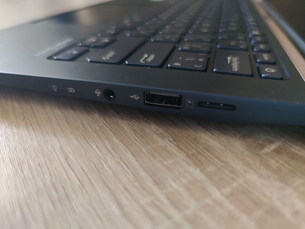 ASUS Zenbook 14 UX434F - notebook s dvomi displejmi Slot na SD kartu nechba.