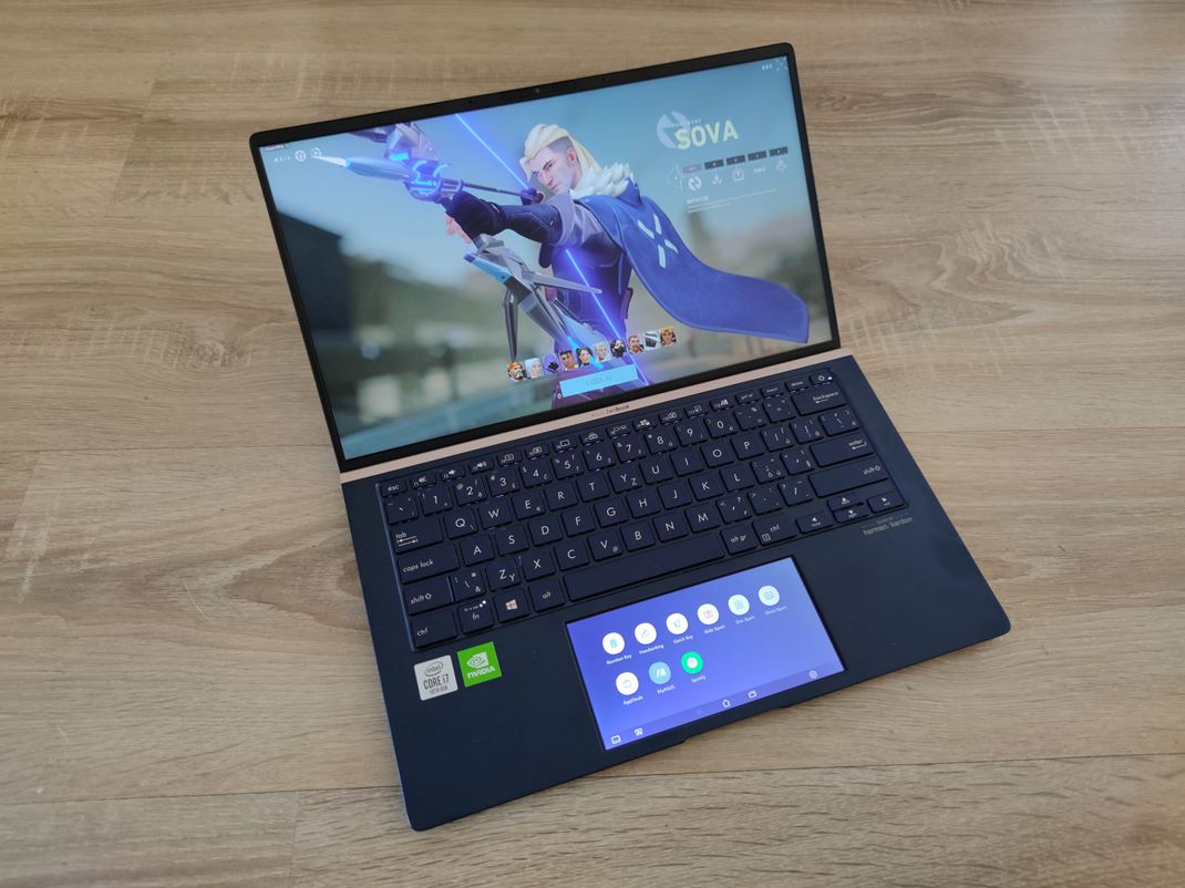 ASUS Zenbook 14 UX434F - notebook s dvomi displejmi Notebook pridva druh obrazovku namiesto touchpadu.