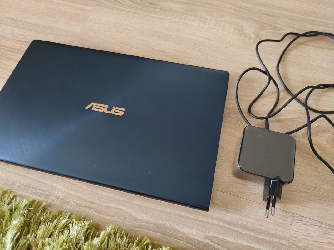 ASUS Zenbook 14 UX434F - notebook s dvomi displejmi Mal nabjaka pomha jednoduchej prenosnosti.