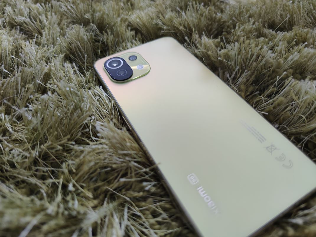 Xiaomi Mi 11 Lite 5G Mobil je dizajnovo vemi dobre navrhnut a hlavne vemi tenk.