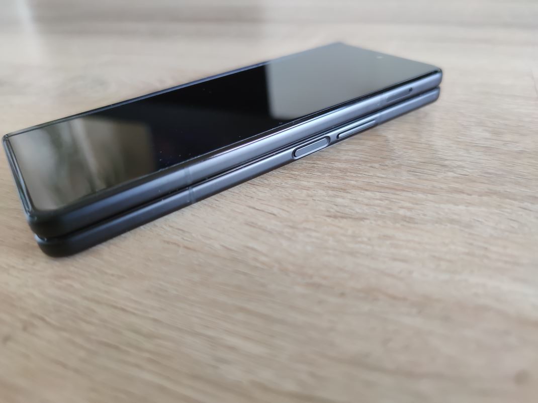 Samsung Galaxy Z Fold 3 Mete ho poui ako mobil. Sce je hrub, ale tandardn.