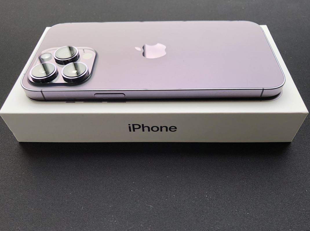 iPhone 14 Pro MAX Drobn detaily,  jeako na fialovo trblietajci sa npis iPhone i zapeaten krabika, dodvaj produktu prmiovej unboxing zitok.