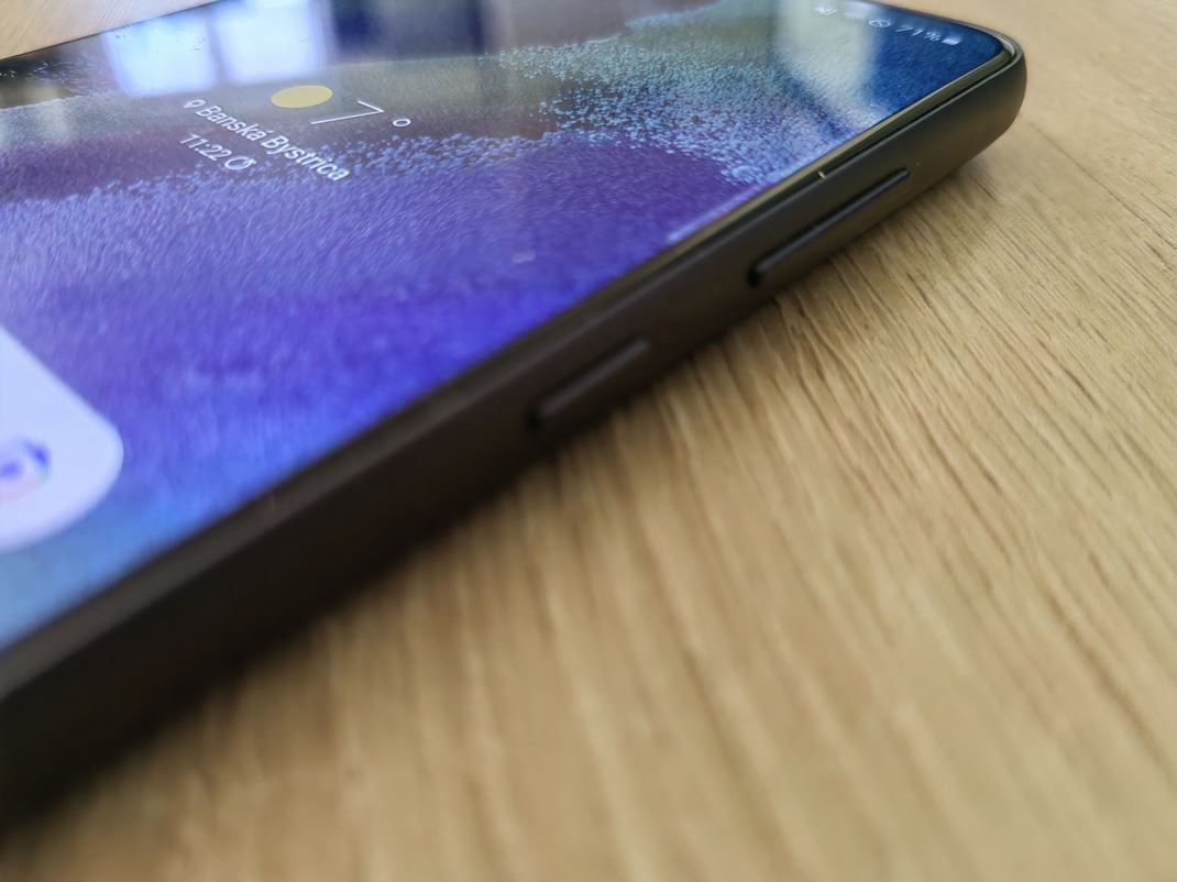 Samsung Galaxy S21 FE akajte mierne zaoblen boky na prjemn dranie.