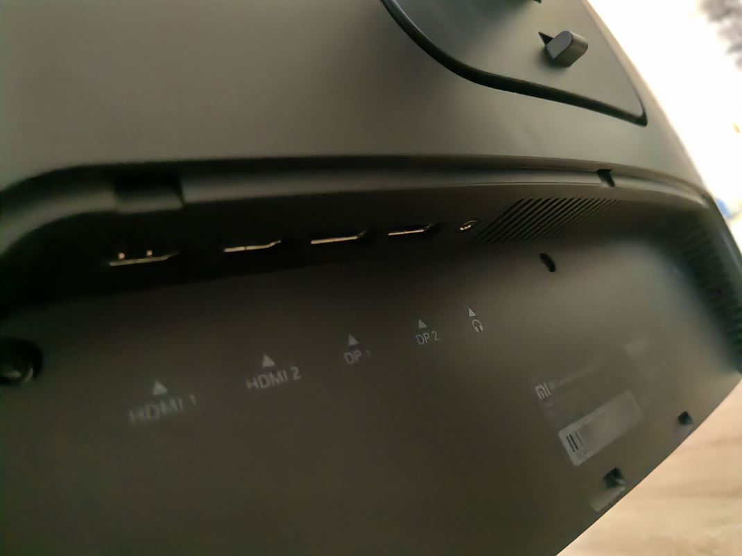 Xiaomi Curved gaming monitor 34'' tyri porty s dostatok, aj ke vm me chba USB hub.