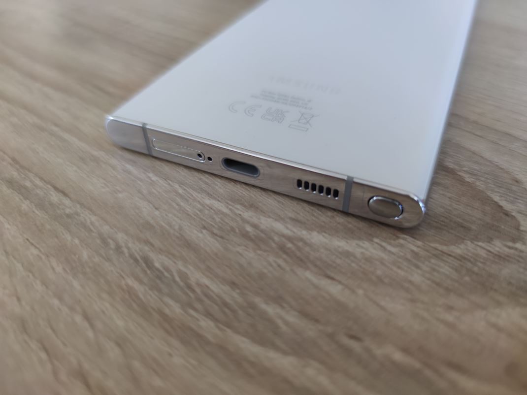 Samsung Galaxy S22 Ultra Pero sa zasva do spodnho rohu mobilu.
