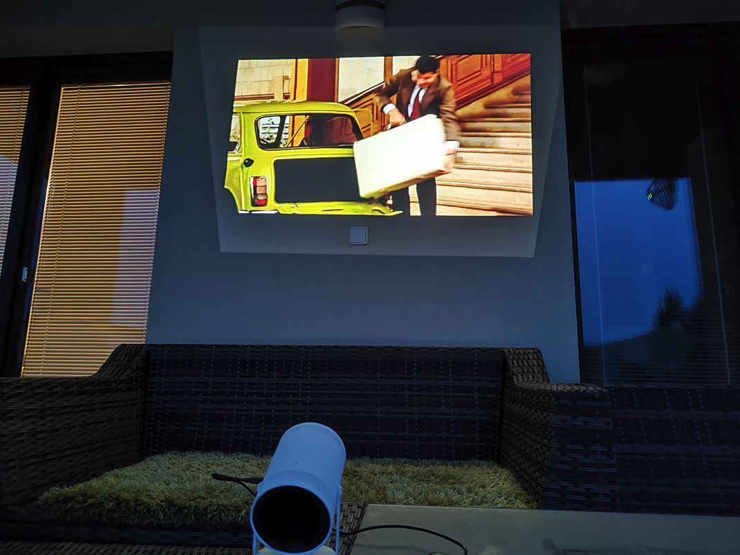 Samsung Freestyle projektor Vonku viete podveer premieta u celkom bez problmov.