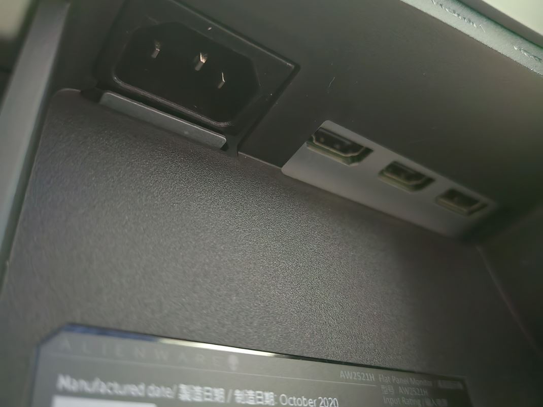 Alienware 24.5 AW2521H - 360Hz eSports monitor iadne zkladn porty nechbaj.