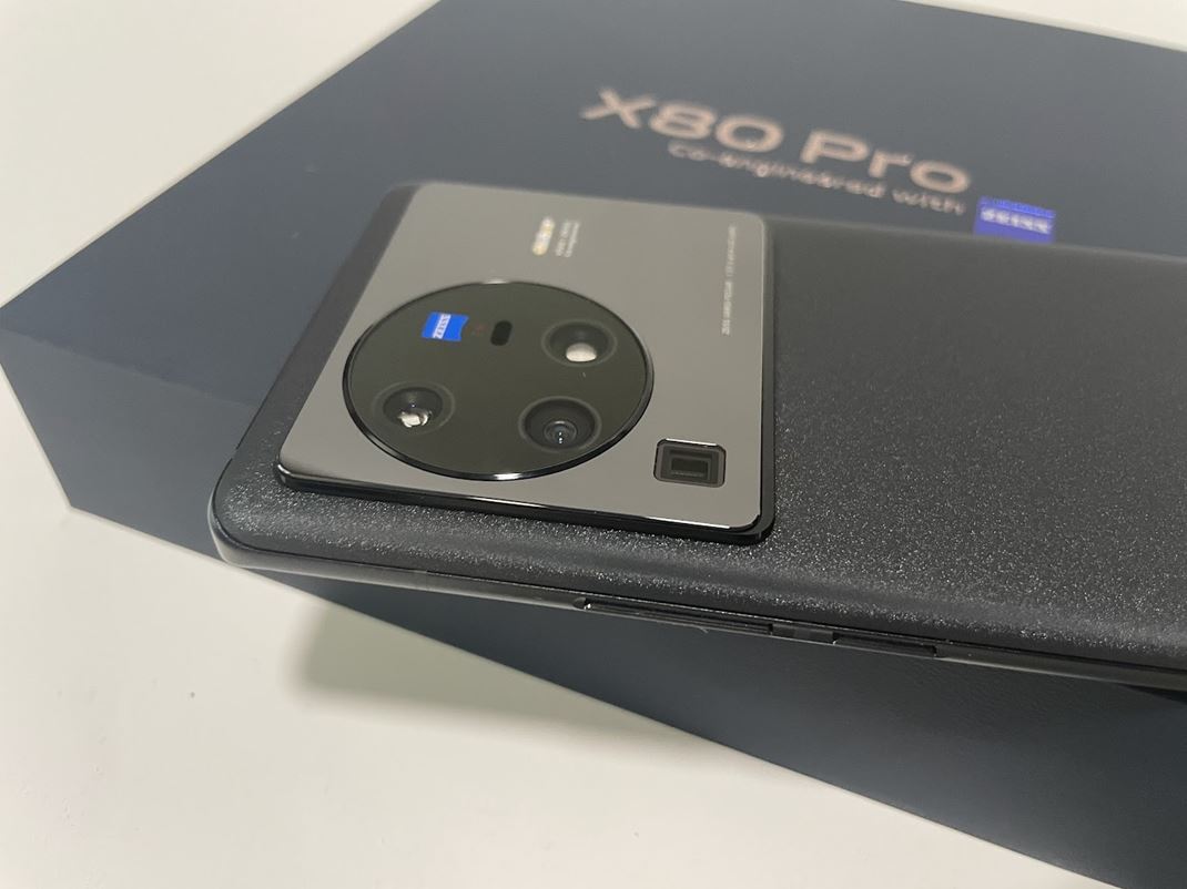 Vivo X80 Pro - fotomobil od Vivo 4 fotoaparty v spoluprci s vrobcom ZEIIS.