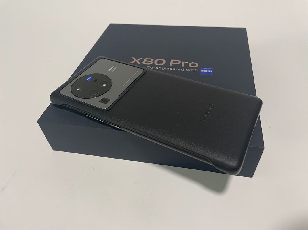 Vivo X80 Pro - fotomobil od Vivo Dizajnovo elegantn mobil s obrovskm kamerovm modulom.