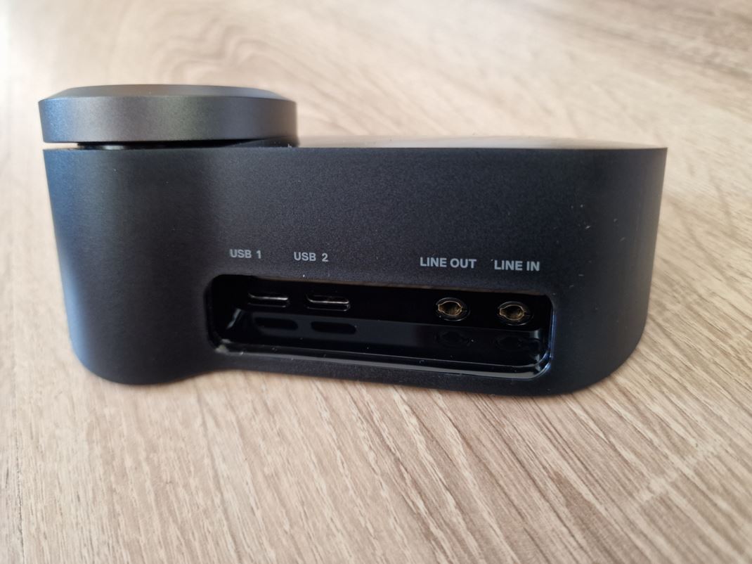 SteelSeries Arctis Nova Pro Receiver m dva USB vstupy a 3,5mm vstup a vstup. Headset zapjate cez 3,5mm.