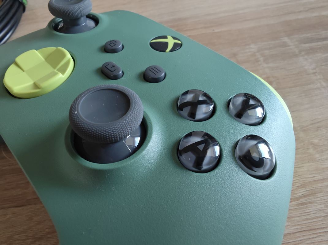 Xbox Wireless Controller  Remix Special Edition Tlaidl s ed, kombinovan s jasnmi zelenmi.