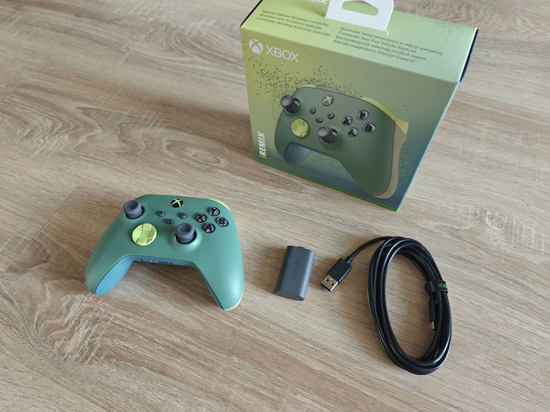 Xbox Wireless Controller  Remix Special Edition Rovno v balen je aj znovunabjaten batria a kble na nabjanie.