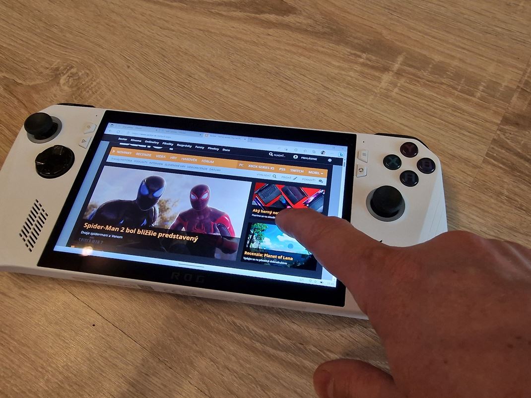 Asus ROG Ally - najvkonnej hern handheld Systm a hry viete ovlda ako tlaidlami, tak dotykom na obrazovke.