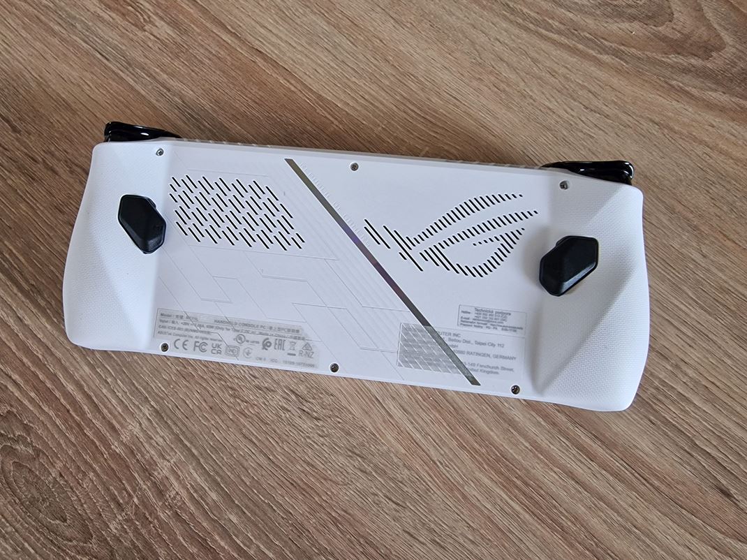 Asus ROG Ally - najvkonnej hern handheld Dizajn je navrhnut na pohodln dranie a vzadu s pridan doplnkov tlaidl.