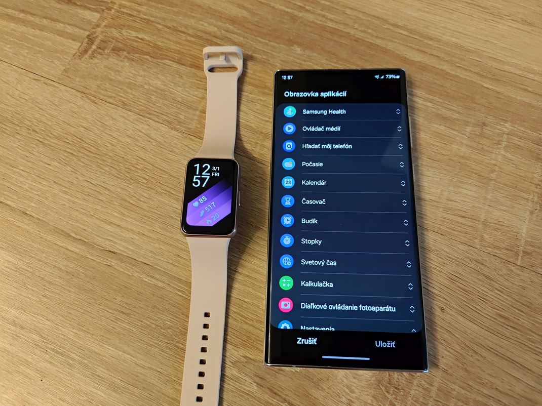 Samsung Galaxy Fit3 Nov aplikcie do hodiniek nenahrte, ale je ich tam dostatok na ben pouitie, nechba stovka selnkov.