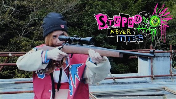 Zombie akcia Stupid Never Dies je vonku a k tomu prin�a hran� trailer