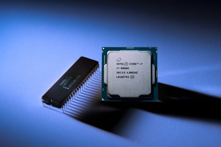 Intel k 40-temu vroiu 8086 procesora vydva i7-8086K