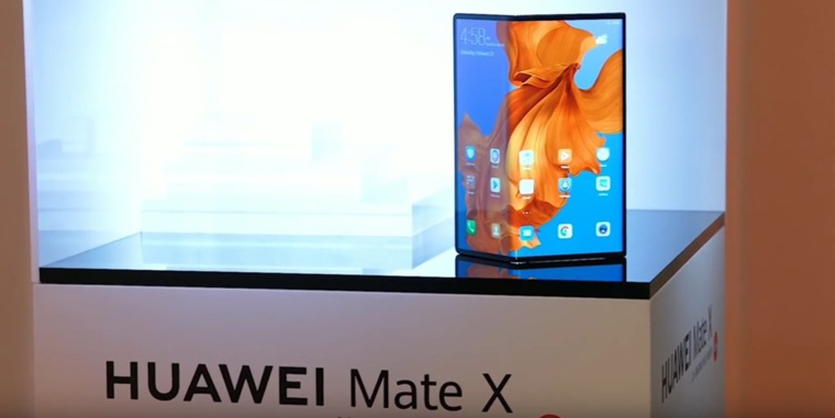 Huawei na MWC predstavil svoje notebooky a otvraten Mate X mobil, dal mu rovno cenu