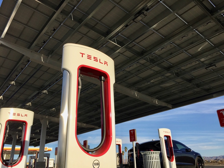 Auto: Tesla predstavila V3 supercharger