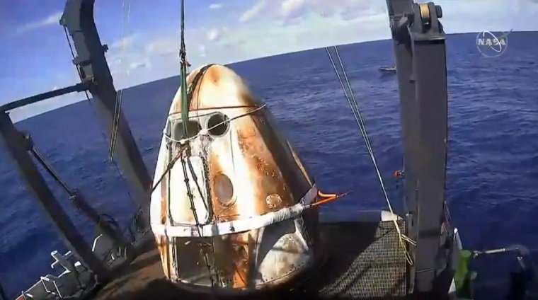 Crew Dragon modul od SpaceX pristl sp na Zemi