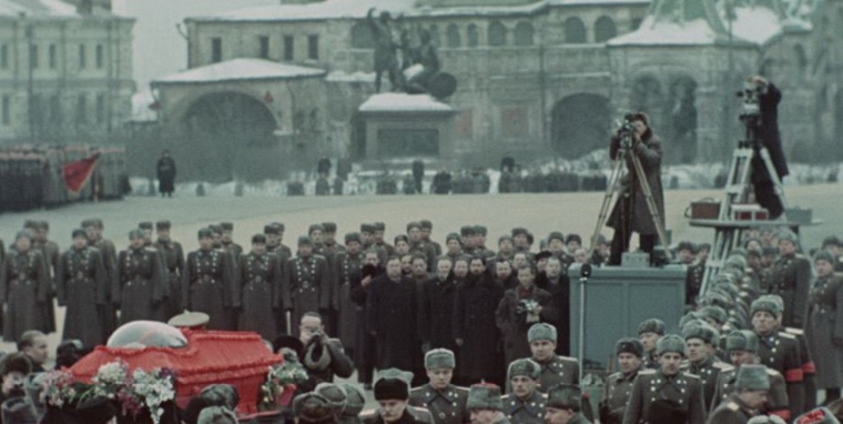 Dokumentrna rekontrukcia Stalinovho pohrebu v rii Sergeia Loznitsu