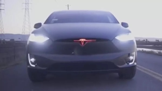 Autá: Tesly sa už budú vedieť so šoférmi aj rozprávať