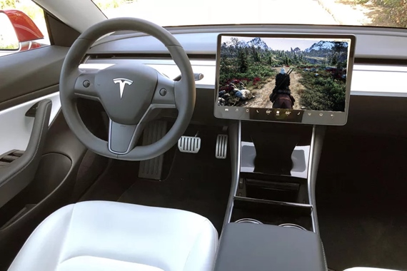 Musk sa pýta, či by ste hrali Witchera v Tesle