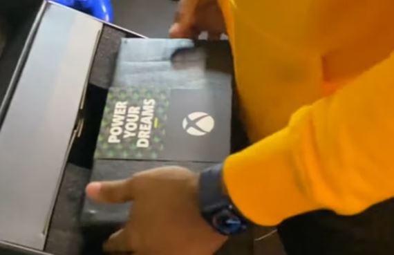 Xbox Series X už má vonku prvé unboxing video
