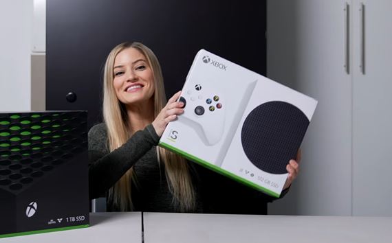 Unboxingy Xbox Series S konzoly vychádzajú