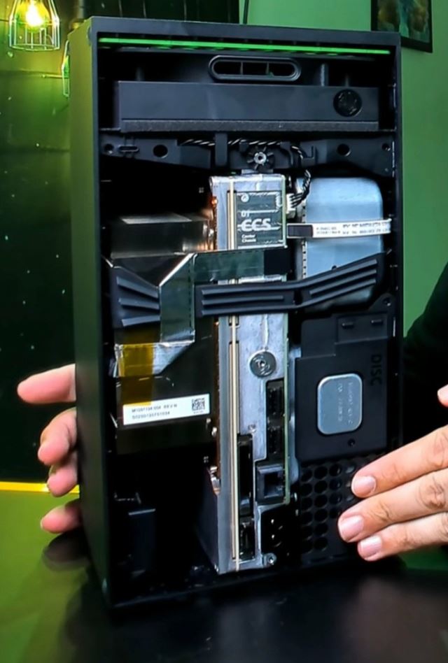 Ukka rozobranej retail verzie Xbox Series X konzoly  