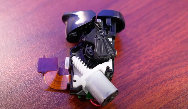 Ukka rozobratho Dualsense ovldaa  