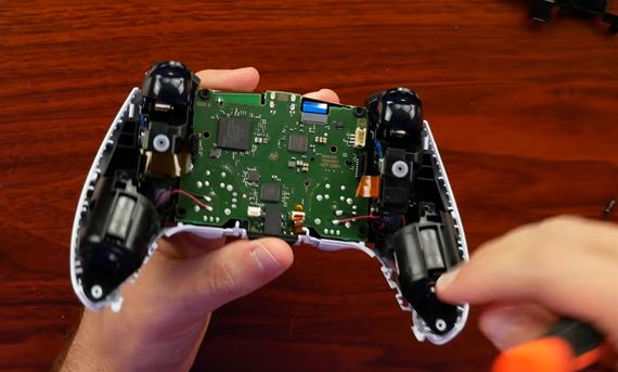 Ukážka rozobratého Dualsense ovládača