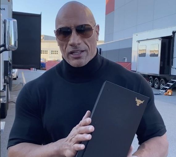 The Rock predstavil svoju verziu Xbox Series X konzoly, spolu s Microsoftom ju rozdva deom v nemocniciach