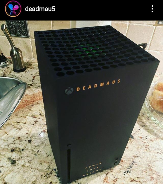 The Rock predstavil svoju verziu Xbox Series X konzoly, spolu s Microsoftom ju rozdva deom v nemocniciach 